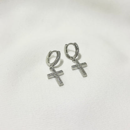 ARETES CRUZ BRILLOS PLATEADOS
